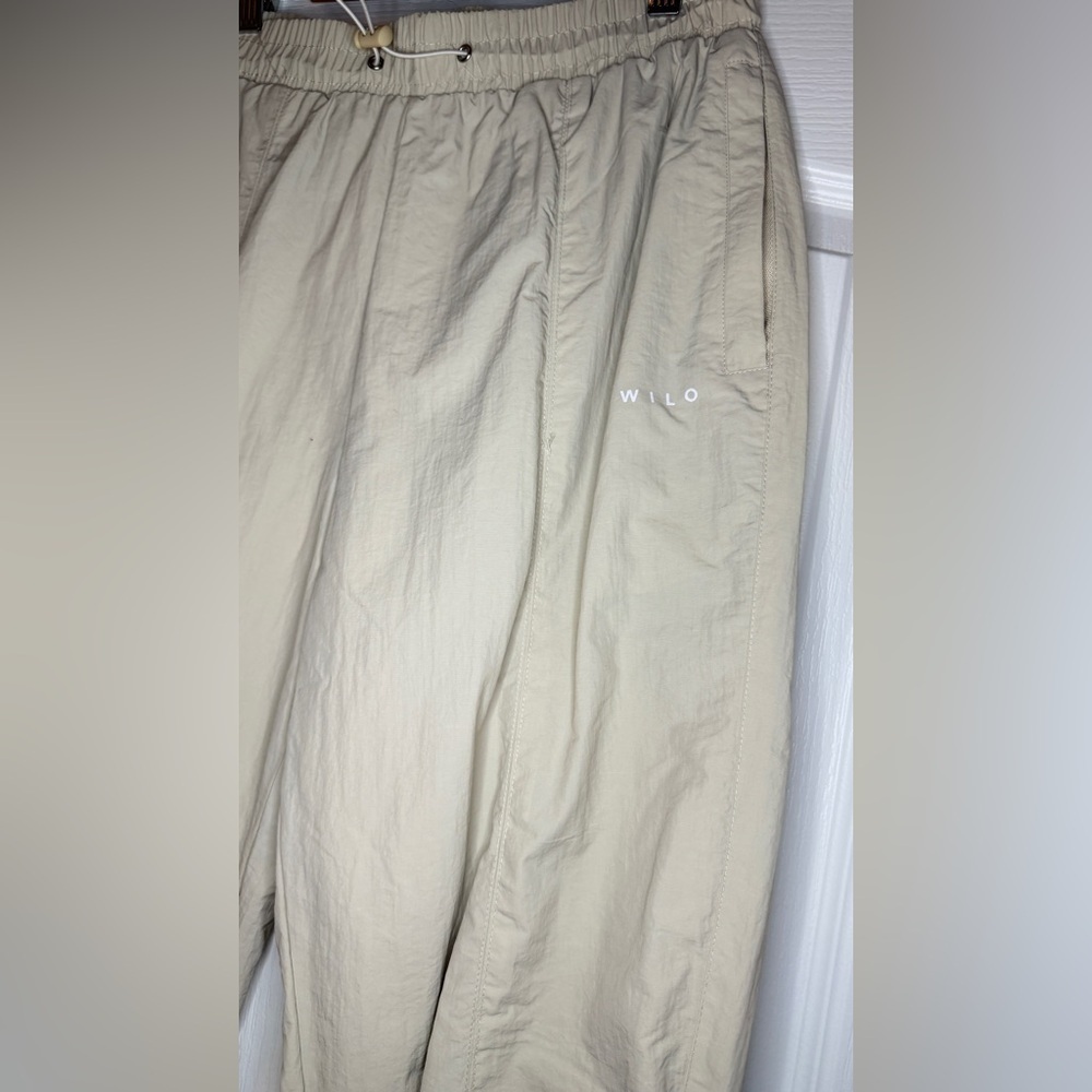 Wilo Women's‎ Tan Joggers, Size Small